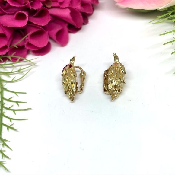 VINTAGE⚜️Brushed Golden Prickly Floral Clip Earrings - Picture 4 of 8